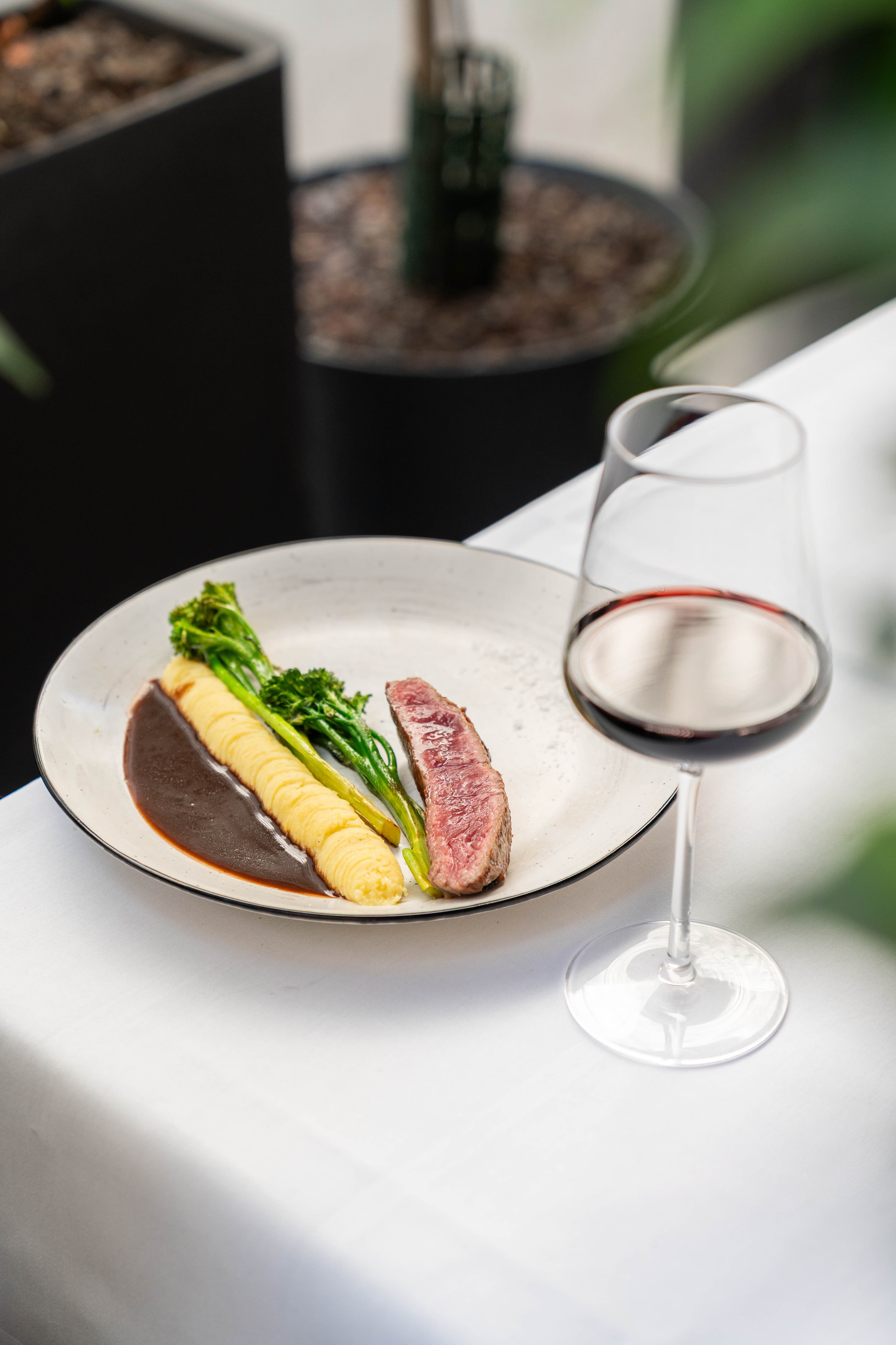 Rindfleisch mit Broccoli und Rotwein